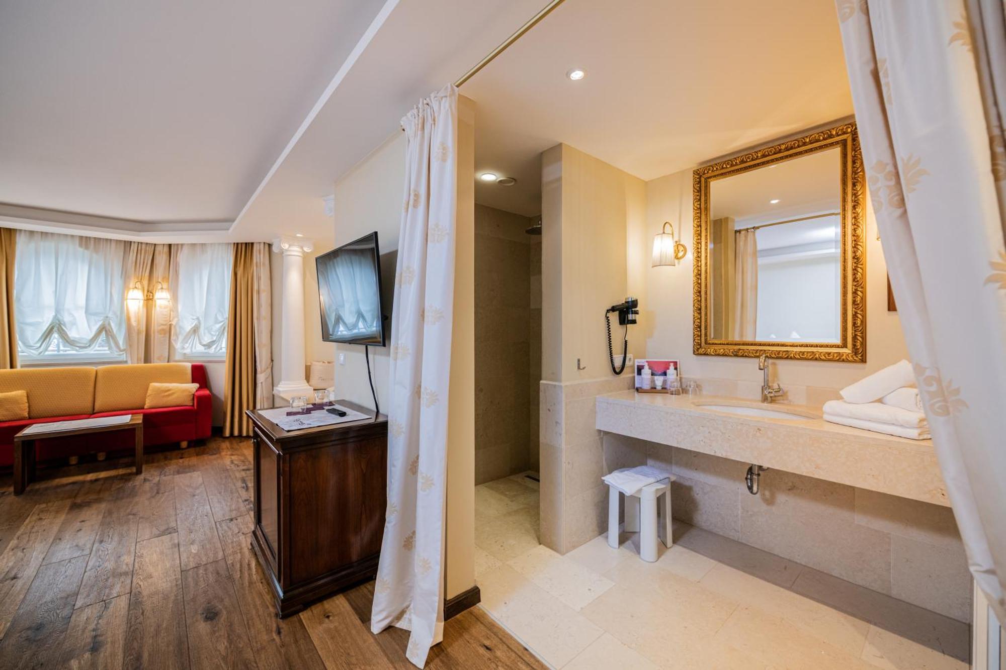 Hotel Fameli Olang Oda fotoğraf